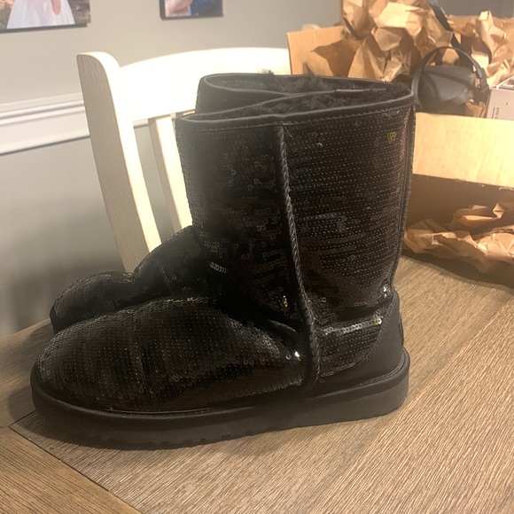 Women’s UGG Classic Short Cosmos Sequin - Size 9 - Picture 1 of 7